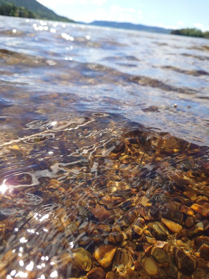 Close up of clear water, you can see the rocks on the bottom