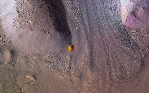 Il confronto con ciò che vediamo sulla Terra e con le altre informazioni che abbiamo su Marte porta gli scienziati a credere che si tratti di ghiacciai.
Caratteristiche simili a quelle dei ghiacciai indicano che in passato qui si è accumulato del ghiaccio, cosa che non accade nel clima odierno. È un po' un mistero il motivo per cui questi elementi siano fluiti così tanto quando sono così sottili, il ghiaccio è così freddo e la gravità marziana è così bassa. Probabilmente si muovono molto più lentamente rispetto ai tipici ghiacciai terrestri, ma Marte ha molto tempo a disposizione e quindi finiscono per assomigliare molto ai ghiacciai vallivi che vediamo sul nostro pianeta.