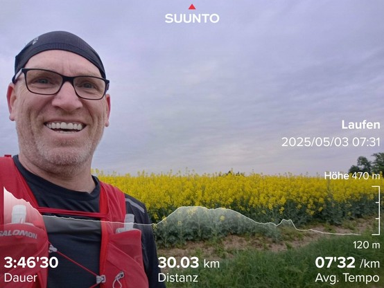 Ich vor einem Rapsfeld und meine Laufergebnisse: 30 km in 3:46