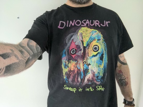 moi avec mon t-shirt Dinosaur Jr