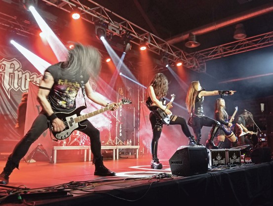 Frozen Crown desde Italia, power metal más clásico, con 3 guitarristas a lo Maiden