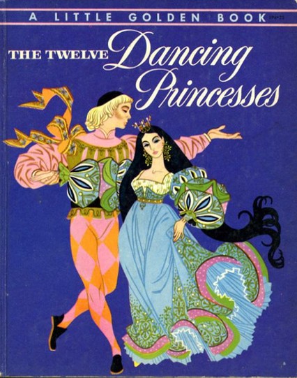 La portada de un "Little Golden Book" titulado "The Twelve Dancing Princesses". Ilustra a una princesa con un vestido azul detallado en verde y rosa, y un príncipe rubio con un traje de arlequín rosa y naranja, bailando sobre un fondo azul oscuro.