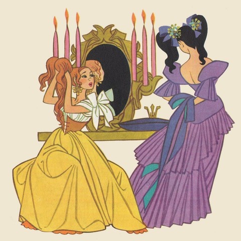 Dos mujeres elegantemente vestidas en trajes de época. Una, con cabello rojizo recogido, viste un vestido amarillo y se mira en un espejo dorado rodeado de velas rosas encendidas. La otra, con cabello oscuro recogido con lazos azules y flores, lleva un vestido lavanda con volantes y una cinta azul. Está de espaldas al espectador, mirando hacia la mujer del espejo.