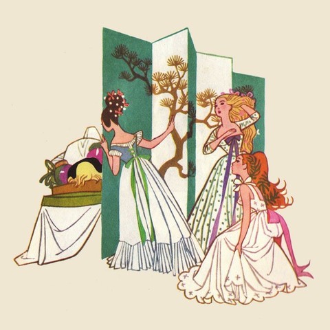 Tres mujeres con elaborados vestidos de baile de época en una escena teatral o de cuento de hadas. Una mujer de cabello oscuro con flores rojas en la cabeza y un vestido blanco con detalles azules y una cinta verde está de pie, mirando hacia la derecha. Otra mujer rubia con flores rosas en el cabello y un vestido blanco con lunares verdes y una cinta morada está detrás de un biombo decorado con ramas de pino. Una tercera mujer pelirroja con un vestido blanco y una cinta rosa está arrodillada en primer plano, mirando hacia arriba a la mujer rubia. A la izquierda, se ve un cofre o caja con telas y lo que parecen ser frutas o verduras.