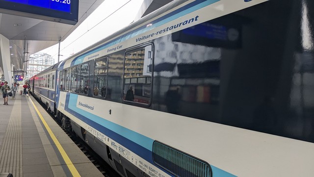 A MÁV restaurant carriage coupled to CFR carriages in Vienna.
