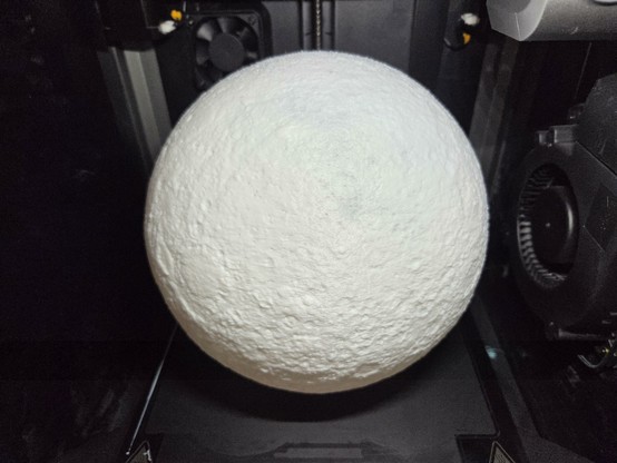 moon lamp on the print bed of my Creality K1