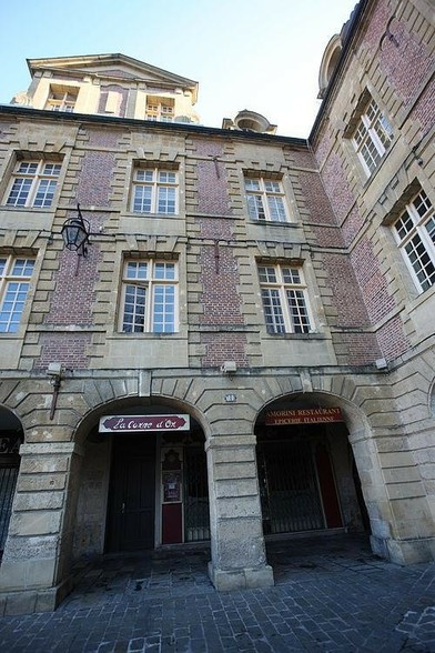 Immeuble à #CharlevilleMézières (#Ardennes) Construction XVIIe siècle. Façades et toitures : classement par arrêté du 26 août 1932.
Suite 👉 https://monumentum.fr/monument-historique/pa00078405/charleville-mezieres-immeuble
#Patrimoine #MonumentHistorique
Photo CC-BY-SA 4.0 : NEUVENS Francis