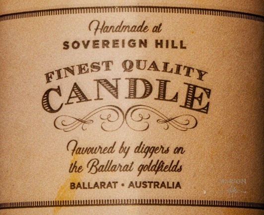 Es ist das Schild einer Kerze zu sehen auf dem in nostalgischer Schrift steht:
Handmade at Sovereign Hill, Fibest Quality Candle, Flavoured by diggers in the Ballarat goldfields, Ballarat Australia
AI disclaimer: Using my work, its meta , written or derived description to create media with or train AI based systems is prohibited.