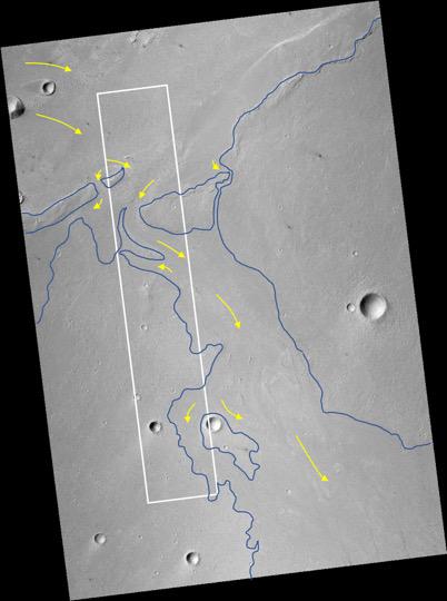 Un'immagine della Context Camera mostra che la lava è fluita da nord-ovest a sud-est, deviando intorno agli ostacoli mentre si depositava. (Il flusso è delineato in blu con la direzione del flusso indicata in giallo, mentre la posizione approssimativa dell'immagine HiRISE è rappresentata da un rettangolo bianco).