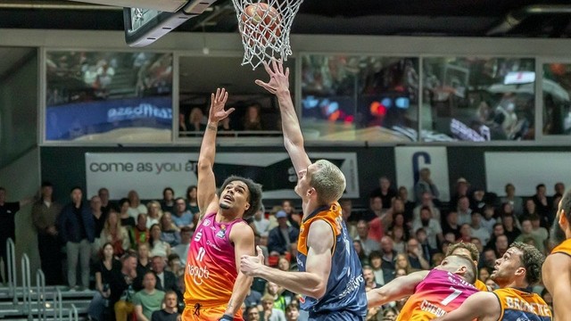 Niners Chemnitz schlagen Rostock in der Verlängerung