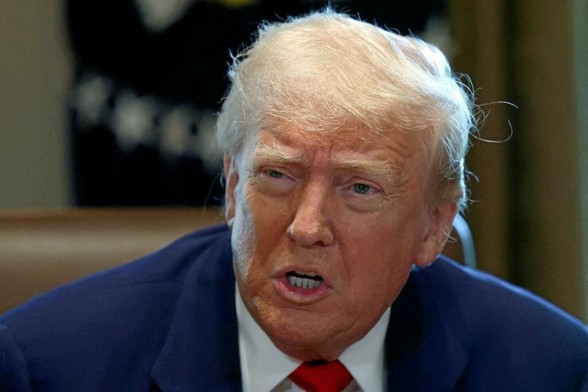 la photo de Trump en pape irrite politiques et religieux