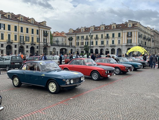 Fiat-Ausstellung auf dem Hauptplatz von Cuneo