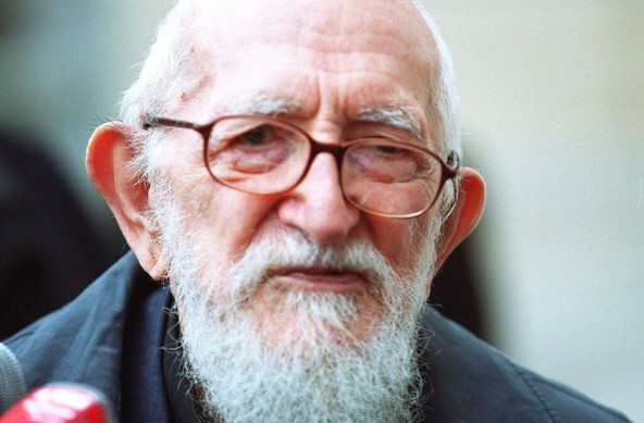"Il voulait me briser les seins" : une intime de l’Abbé Pierre livre un récit à peine croyable