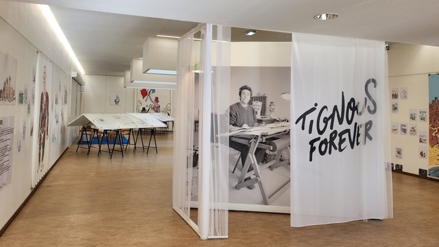 Vue de l’une des expositions en cours, celle consacrée à Tignous (une autre étant dédiée à Siné). On voit en particulier un grand portrait de l’auteur assis à sa table de dessin...