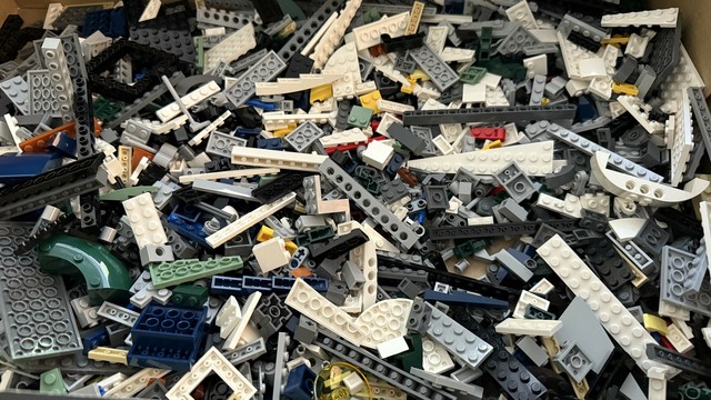 Das Bild zeigt eine große Menge an Lego-Steinen in verschiedenen Farben und Formen. Die Steine sind in einer ungeordneten Mischung verteilt und umfassen verschiedene Größen und Designs, darunter Flachsteine, Dachsteine, L-Formsteine und andere spezielle Bauteile. Die Farben reichen von Weiß, Grau und Schwarz über Blau, Grün und Rot bis hin zu Orange und Gelb. Die Steine sind in einem großen Behälter oder auf einer Fläche verteilt, ohne eine bestimmte Anordnung zu haben.

Bereitgestellt von @altbot, privat und lokal generiert mit Ovis2-8B