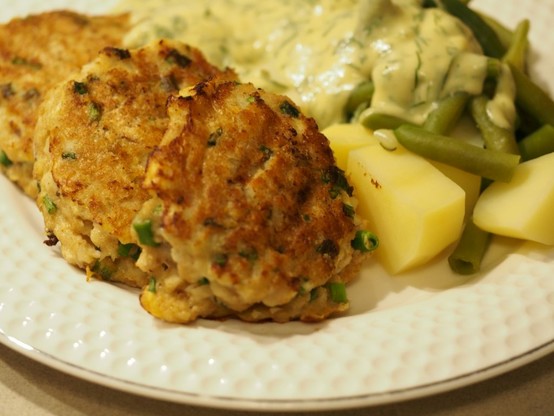 Frischfrikadellen neben Kartoffel-Bohnen Gemüse mit Senf-Dill Sauce