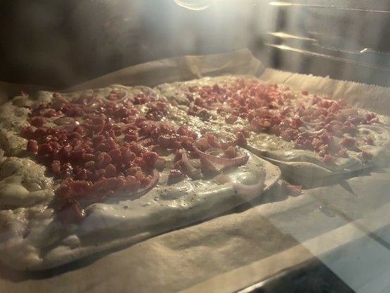 Zwei selbst belegte Flammkuchen im Ofen
