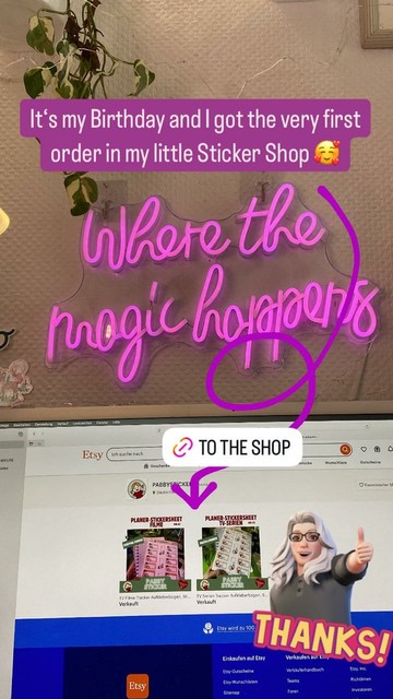 Foto von meiner ersten Stickerbestellung auf Etsy. Im Hintergrund die Studiowand mit dem Leuchtschriftzug „Where the magic happens“