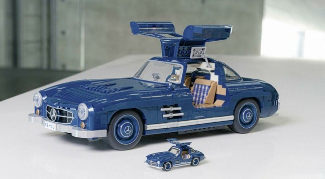 Mattel 1:12 (from the Brick Shop) and 1:64 models of the Mercedes-Benz 300SL in blue.