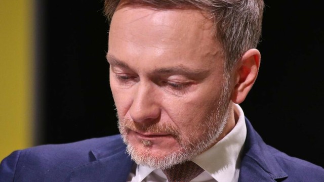 Christian Lindner überfährt Berliner Hund