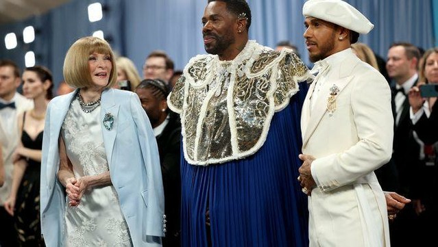L'amfitriona de la Met Gala, Anna Wintour, amb els coamfitrions, Colman Domingo i Lewis Hamilton (REUTERS/Mario Anzuoni)
