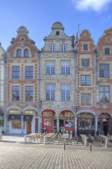 Immeuble à #Arras (#PasDeCalais) Façade : classement par arrêté du 10 février 1921.
Suite 👉 https://monumentum.fr/monument-historique/pa00108108/arras-immeuble
#Patrimoine #MonumentHistorique
Photo CC-BY-SA 4.0 : Pir6mon
