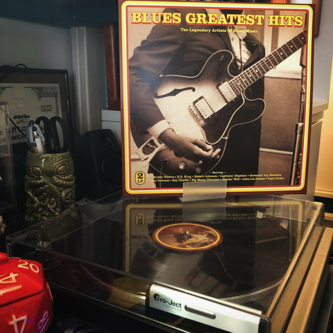 Photo d’une platine vinyle où tourne le disque Blues Greatest Hits.