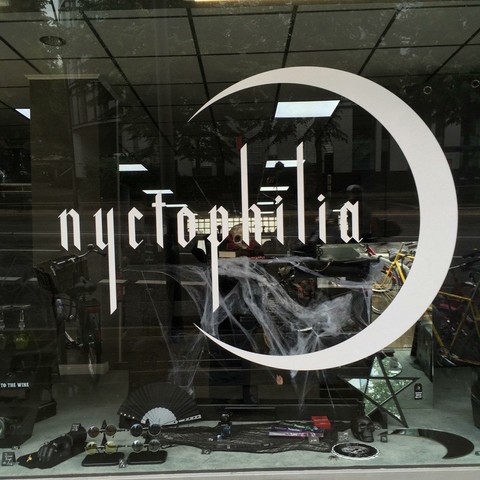 Eines der Schaufenster des Nyctophilia, mit einer großen Mondsichel und dem Schriftzug Nyctophilia.