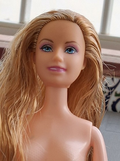 La muñeca con la cara más de cerca