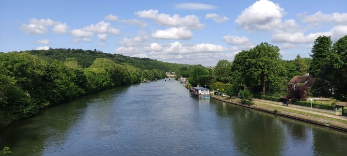 Photo de la Seine, cadre verdoyant et ciel dégagé