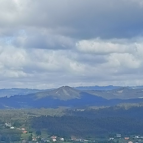 Paisaxe tormentoso do norte do país, con montaña de flan e os lugares deslongados no val arbóreo. Panorámica