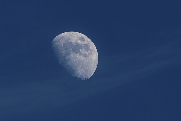 Early Evening Waxing Gibbous Moon with thin wispy Clouds 
Taken at 7:58pm pst  - 74.5% Illuminated - May 6th, 2025