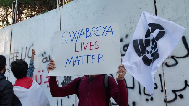 « Les vies des Gabsiens·nes comptent », pancarte en anglais portée lors d’une manifestation contre le néocolonialisme, devant le ministère de l’industrie, à l’appel du Collectif Stop Pollution et de l’Union générale des étudiants tunisiens (UGET) en avril 2025.