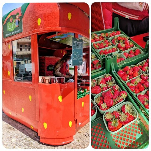 Bildcollage aus 2 Fotos. Links eine Verkaufshütte in Form und Farbe einer riesigen, stilisierten Erdbeere auf einem Bürgersteig. Rechts die Auslage, kleine Körbchen voller roter Erdbeeren.