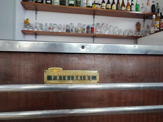 gros plan sur le bar équipé d'un système de la marque frigidaire.