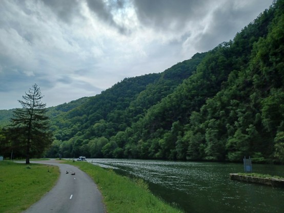 Voie verte le long de la Meuse, au lieu Les Dames de Meuse. Ciel chargé.