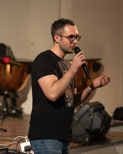 Nicola Monopoli, docente di Composizione Musicale Elettroacustica e Coordinatore di Dottorato, parla durante l’evento Sonic Explorations nell’auditorium del Conservatorio di Foggia.