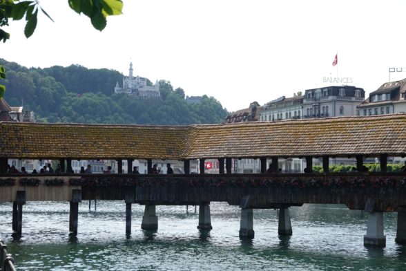 Brücke mit Hügel im Hintergrund