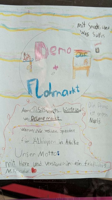 "Plakat", offensichtlich von Kindern erstellt, mit Buntstift und Bleistift geschrieben und gemalt, Text sinngemäß wie oben genannt, außerdem: "Wir wollen spenden für Äthiopien in Afrika." "Die Demo ist gegen Nazis." "Mit Snacks und was Süßes." Ein mit Buntstift gemalter Stand auf dem "OGF" steht, dahinter sitzt ein Kind, eine Hand hält rin Schild mit "fck AFD"