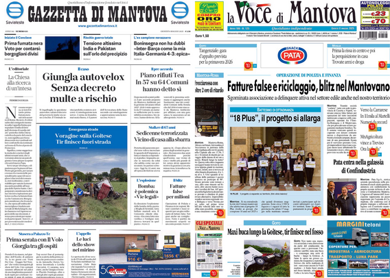 Una schermata di un tablet che mostra le prime pagine di due giornali: "Gazzetta di Mantova" e "La Voce di Mantova". La "Gazzetta di Mantova" ha un titolo principale che recita "Giungla autovelox Senza decreto multe a rischio". Sotto il titolo, c'è un'immagine di un incidente stradale con un veicolo ribaltato. "La Voce di Mantova" ha un titolo principale che dice "Fatture false e riciclaggio, blitz nel Mantovano". Entrambe le pagine contengono vari articoli e immagini più piccole.  .