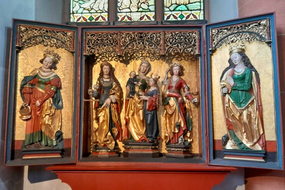 Ein Altarbild im Dom, Frauen mit Machtsymbolen, die einzige männliche Person ist das Baby