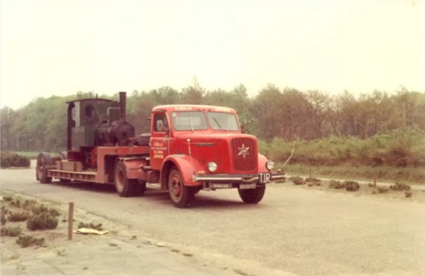 Dieplader met daarop locomotief Aagje komt aan bij de Efteling