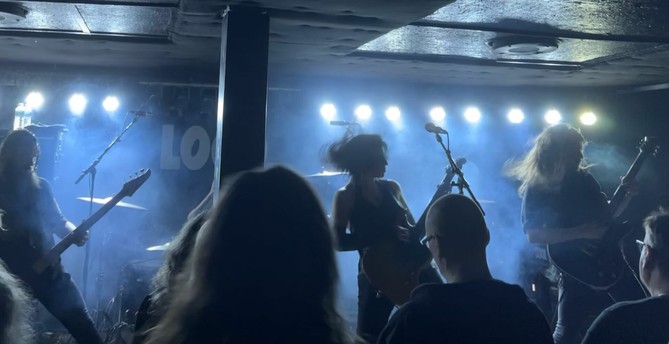 Dool live in blauem Licht auf der Bühne im kleinen Hamburger Logo