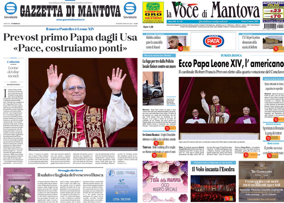 Due prime pagine di giornali su uno schermo. A sinistra, la "Gazzetta di Mantova" con una grande foto di un uomo anziano in abiti papali che saluta con entrambe le mani alzate. Il titolo principale dice: "Prevost primo Papa dagli Usa - 'Pace, costruiamo ponti'". A destra, "La Voce di Mantova" con un titolo simile: "Ecco Papa Leone XIV, l'americano". Anche qui c'è una foto del Papa, insieme a un'altra persona, entrambe sorridenti e salutanti. Entrambi i giornali sembrano concentrarsi sull'elezione di un nuovo Papa di origine americana.  .