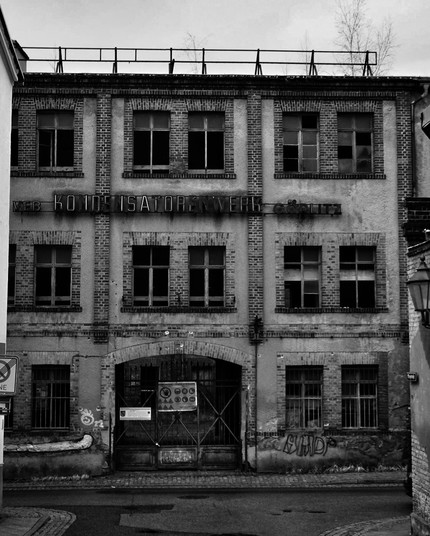 Selbes Gebäude des VEB Kondensatorenwerke Görlitz in fast identischem Blickwinkel, schwarzweiß-Bild