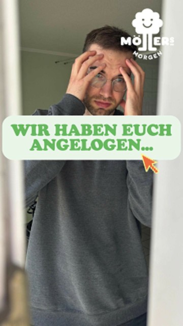 Das Bild zeigt eine Person, die sich die Hände vor das Gesicht hält und in einen Spiegel schaut. Die Person trägt ein graues Sweatshirt und eine Brille. Im Hintergrund ist ein Badezimmer mit einer Dusche und einem Waschbecken zu sehen. Über dem Bild ist ein Text mit der Aufschrift "Wir haben euch Angelogen..." zu sehen, was darauf hindeutet, dass die Person möglicherweise eine Enthüllung oder ein Geständnis macht. Das Logo "Möllers Morgen" ist in der oberen rechten Ecke des Bildes sichtbar, was darauf hinweist, dass die Person möglicherweise mit diesem Betrieb verbunden ist.