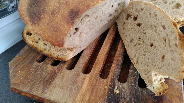 Ein aufgeschnittener Laib Brot, sieht lecker aus.