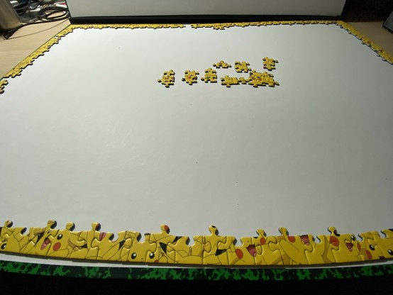 Vu sur un puzzle Pikachu. Le bord est terminé, le milieu est vide sauf quelques rares pièces.