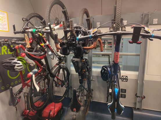 Mehrere Fahrräder hängen in einem Fahrradabteil.