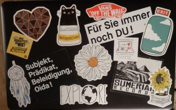 Deckel eines Laptops, der voller Aufkleber ist.